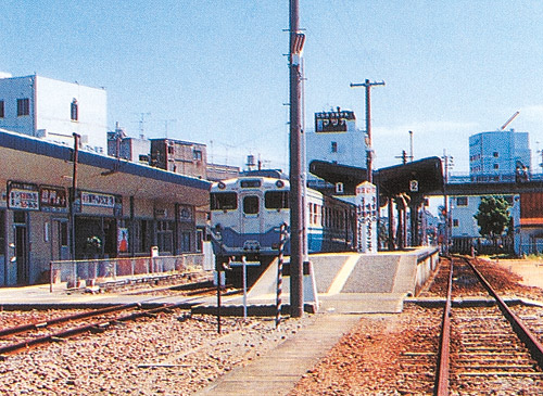 鳴門駅舎、プラットホーム