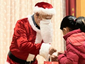 幼稚園へクリスマスプレゼントを届けました
