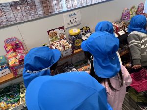 精華幼稚園のみなさんがお買い物体験に来てくれました！