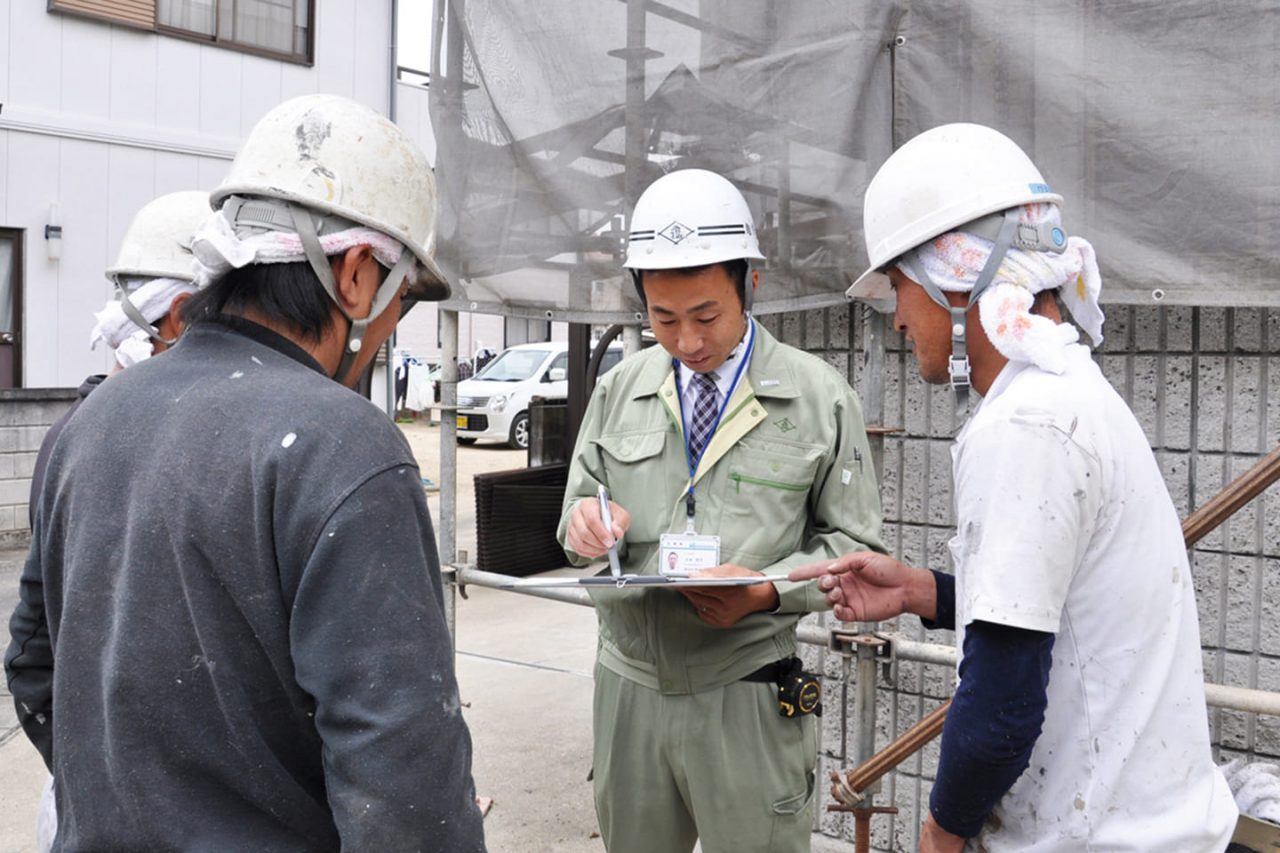 現場スタッフと工程の打合せ